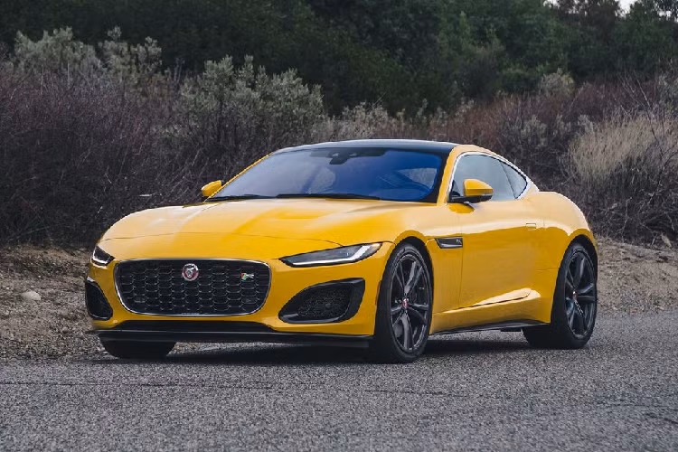  Jaguar F-Type R Với dáng vẻ coupe cùng thiết kế 2 chỗ ngồi, mẫu xe thể thao hạng sang Jaguar F-Type ghi điểm bởi phong cách thể thao năng động và gây ấn tượng mạnh tới những người mê xe. Jaguar F-Type R sở hữu một ngoại hình đặc trưng cá tính và có phần “dữ dằn”. “Khuôn mặt” của F-Type mang đậm dáng vẻ của chú "báo đốm" với cặp mắt "híp" dạng Pixel LED đi kèm đèn daylight chữ J. Lưới tản nhiệt được làm lớn hơn và cản xe phía trước có thêm hai cánh gió nhỏ ở dưới.