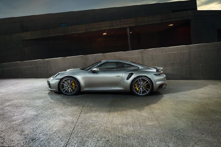 Porsche 911 Turbo S được trang bị một loạt công nghệ vận hành đáng chú ý như: hệ thống treo thích ứng Porsche Active Suspension Management, hệ thống kiểm soát khung gầm Porsche Dynamic Chassis Control, chức năng đánh lái bánh sau theo vận tốc, vi sai chống trượt trung tâm và cho cầu sau,…. Porsche 911 Turbo S hiện có mức giá đề xuất từ 15,33 tỷ đồng cho bản bản Coupe và 16,23 tỷ đồng cho bản mui trần Cabriolet.