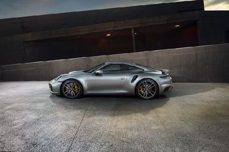 Porsche 911 Turbo S được trang bị một loạt công nghệ vận hành đáng chú ý như: hệ thống treo thích ứng Porsche Active Suspension Management, hệ thống kiểm soát khung gầm Porsche Dynamic Chassis Control, chức năng đánh lái bánh sau theo vận tốc, vi sai chống trượt trung tâm và cho cầu sau,…. Porsche 911 Turbo S hiện có mức giá đề xuất từ 15,33 tỷ đồng cho bản bản Coupe và 16,23 tỷ đồng cho bản mui trần Cabriolet.
