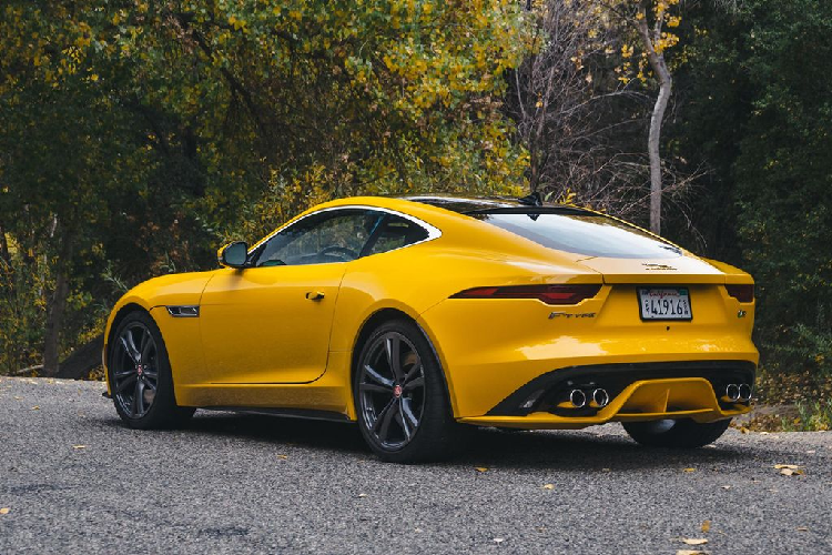 Phía sau, cụm đèn hậu được thiết kế mỏng, uốn cong theo hiệu ứng “chicane”. Nhìn chung, Jaguar F-Type R có phần đầu và đuôi không quá hầm hố như Mercedes-AMG GT R. Khoang lái của Jaguar F-Type R được ứng dụng những vật liệu nhẹ như carbon ở một số chi tiết gồm: khu vực táp-lô, bảng điều khiển trung tâm,… Khác với Mercedes-AMG, Jaguar F-Type R có thiết kế ưu tiên cho người lái với bảng táp-lô nghiêng sang hướng vô-lăng.