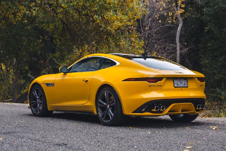 Phía sau, cụm đèn hậu được thiết kế mỏng, uốn cong theo hiệu ứng “chicane”. Nhìn chung, Jaguar F-Type R có phần đầu và đuôi không quá hầm hố như Mercedes-AMG GT R. Khoang lái của Jaguar F-Type R được ứng dụng những vật liệu nhẹ như carbon ở một số chi tiết gồm: khu vực táp-lô, bảng điều khiển trung tâm,… Khác với Mercedes-AMG, Jaguar F-Type R có thiết kế ưu tiên cho người lái với bảng táp-lô nghiêng sang hướng vô-lăng.