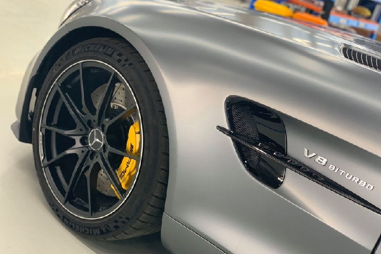 AMG GT R gây ấn tượng với người dùng bởi tốc độ tối đa đạt 318 km/h và chỉ mất 3.6 giây để đạt mốc 100km/h. Với khả năng vận hành trên, GT R xứng đáng trở thành “bá chủ” thống trị đường đua và thể thao tốc độ. Tại thị trường Việt Nam, giá xe Mercedes-AMG GT R bán ra khoảng 11,6 tỷ đồng.