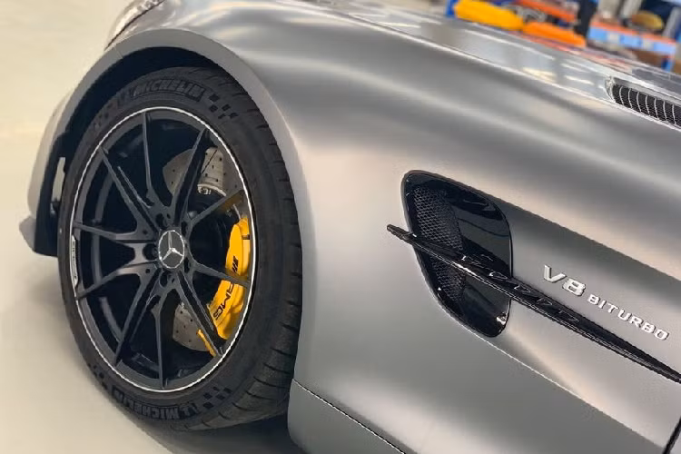 AMG GT R gây ấn tượng với người dùng bởi tốc độ tối đa đạt 318 km/h và chỉ mất 3.6 giây để đạt mốc 100km/h. Với khả năng vận hành trên, GT R xứng đáng trở thành “bá chủ” thống trị đường đua và thể thao tốc độ. Tại thị trường Việt Nam, giá xe Mercedes-AMG GT R bán ra khoảng 11,6 tỷ đồng.