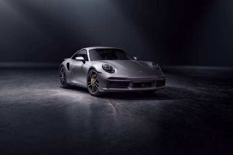Bên cạnh đó, nhằm phù hợp hơn với điều kiện sử dụng ở tốc độ cao, Porsche 911 Turbo S còn được trang bị 2 bánh trước sau lệch với kích thước tương ứng 20 inch cho bánh trước và 21 inch cho bánh sau. Đi kèm là cặp lốp với thông số 255/35 trước và 315/30 sau.