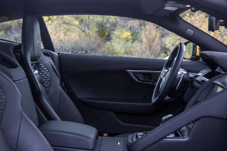 Về truyền động, Jaguar F-Type R được trang bị động cơ siêu nạp V8 5.0L sản sinh công suất 567 mã lực, tại 6.500 vòng/phút cùng mô-men xoắn cực đại 700 Nm ở dải tua 3.500-5.000 vòng/phút. 