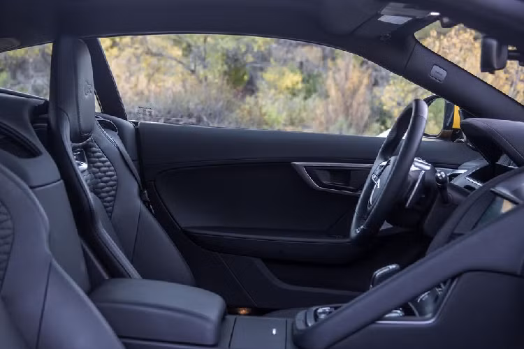 Về truyền động, Jaguar F-Type R được trang bị động cơ siêu nạp V8 5.0L sản sinh công suất 567 mã lực, tại 6.500 vòng/phút cùng mô-men xoắn cực đại 700 Nm ở dải tua 3.500-5.000 vòng/phút. 