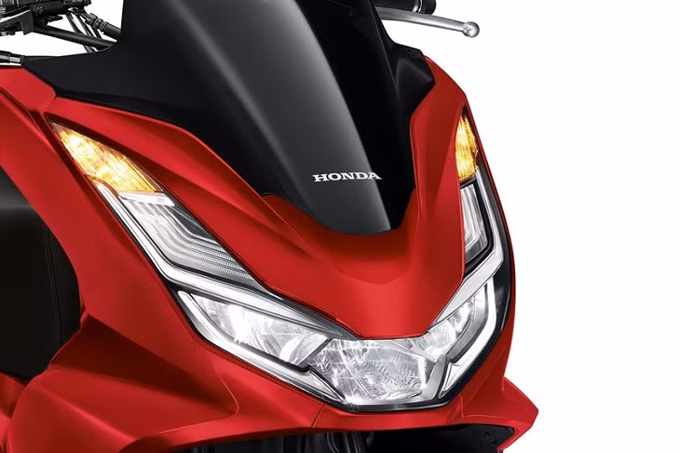 Về trang bị, Honda PCX 160 2022 được trang bị hệ thống chiếu sáng full LED, đồng hồ là màn hình kỹ thuật số hoàn toàn hiển thị hàng loạt thông tin cơ bản của xe. Hộc chứa đồ phía trước của PCX 160 được tích hợp sẵn cổng sạc USB Type-C để người dùng có thể sạc điện thoại một cách tiện lợi. Bên dưới yên xe là cốp đồ 30lít cùng ngăn U-Box chuyên dụng để chứa mũ bảo hiểm full-face.