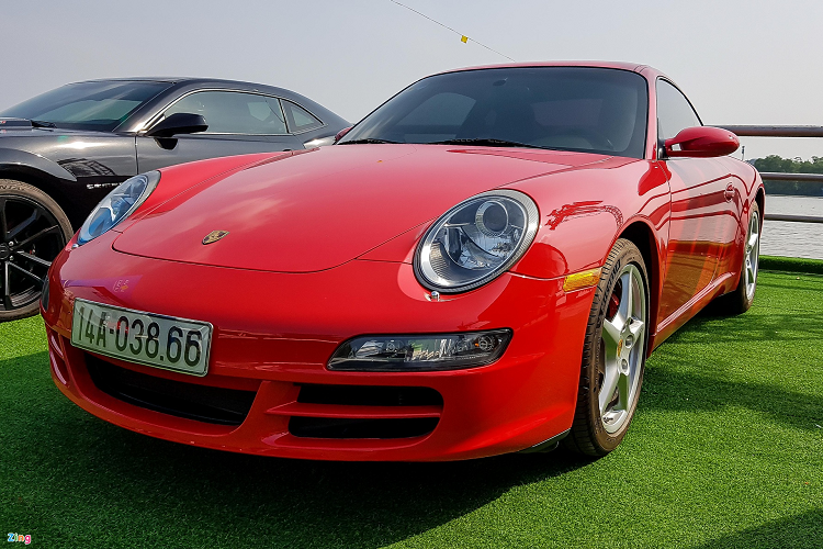 Hiện nay, dòng xe thể thao Porsche 911 đã bước sang phiên bản mới là 992. Tại Việt Nam, Porsche 911 được phân phối chính hãng với mức giá khởi điểm từ 6,92 tỷ đồng.