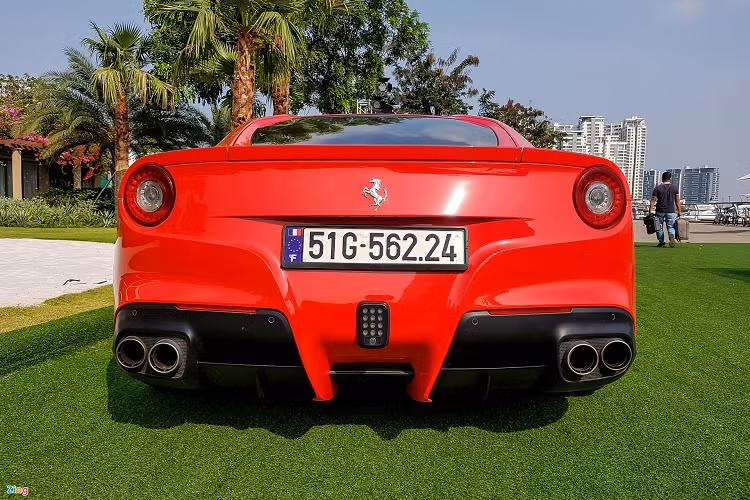 Ra mắt tại triển lãm Geneva Motor Show 2012, Ferrari F12berlinetta từng được rất nhiều chuyên gia đánh giá là mẫu xe V12 hấp dẫn của hãng xe đến từ Italy. Xe được trang bị động cơ V12 hút khí tự nhiên dung tích 6.3L, sản sinh công suất tối đa 740 mã lực và mô-men xoắn cực đại 690 Nm. Hiện nay, Ferrari F12berlinetta đã được thay thế bởi đàn em 812 Superfast với công suất lên đến 800 mã lực.