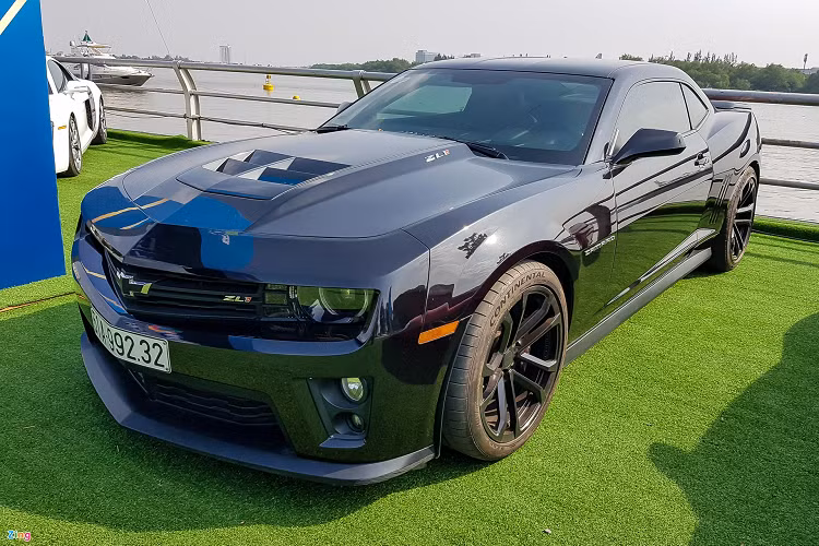 Đối thủ của Ford Mustang Shelby GT500 là Chevrolet Camaro ZL1 độc nhất Việt Nam cũng góp mặt. Mẫu xe này từng thuộc sở hữu của một nhà sưu tập xe cơ bắp nổi tiếng tại Việt Nam. Chiếc xe nguyên bản có màu ngoại thất đỏ, trước khi được chủ nhân chuyển sang màu vàng. Hiện nay, chiếc Camaro ZL1 sở hữu ngoại thất đen. 