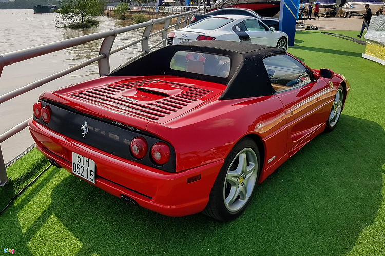Ferrari 355 F1 Spider được trang bị động cơ V8 hút khí tự nhiên dung tích 3.5L, sản sinh công suất tối đa 375 mã lực tại vòng tua 8.250 vòng/phút và mô-men xoắn 363 Nm tại vòng tua 6.000 vòng/phút. Xe sở hữu nhiều thiết kế đậm chất hoài cổ như đèn pha pop-up, nhiều chi tiết vuông vức cũng như hệ thống đèn hậu 4 bóng tròn…