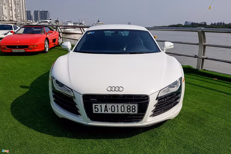 Phiên bản Audi R8 đời 2005 này được trang bị khối động cơ V8 dung tích 4.2L, sản sinh công suất tối đa 420 mã lực và mô-men xoắn cực đại 430 Nm. Xe cũng được trang bị hệ thống dẫn động 4 bánh toàn thời gian quattro với phân bố 30% lực kéo cho cầu trước và 70% lực kéo xuống cầu sau. 