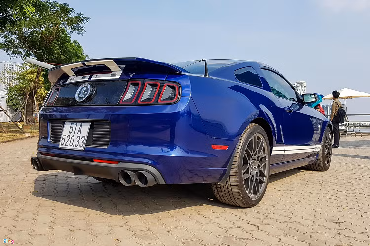 Ford Mustang Shelby GT500 đời 2013 sở hữu khối động cơ V8 siêu nạp supercharged dung tích 5.8L, sản sinh công suất tối đa 672 mã lực tại vòng tua 6.500 vòng/phút và mô-men xoắn cực đại 855 Nm tại vòng tua 4.000 vòng/phút. Xe có vận tốc tối đa lên đến 325 km/h. Chiếc xe này được một người chơi xe nổi tiếng Sài Gòn đem về trong năm 2013.