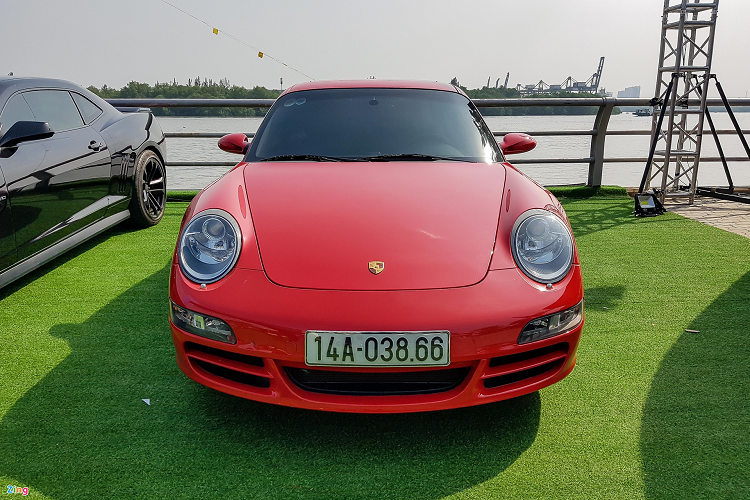 Một mẫu xe khác là siêu xe Porsche 911 cũng góp mặt trong khu vực trưng bày. Với mã nội bộ 997, đây là biến thể 911 được bắt gặp khá nhiều tại Việt Nam.