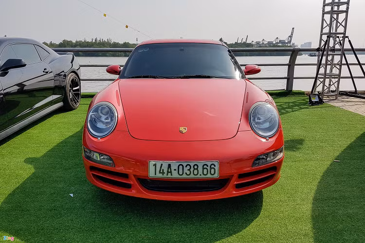 Một mẫu xe khác là siêu xe Porsche 911 cũng góp mặt trong khu vực trưng bày. Với mã nội bộ 997, đây là biến thể 911 được bắt gặp khá nhiều tại Việt Nam.