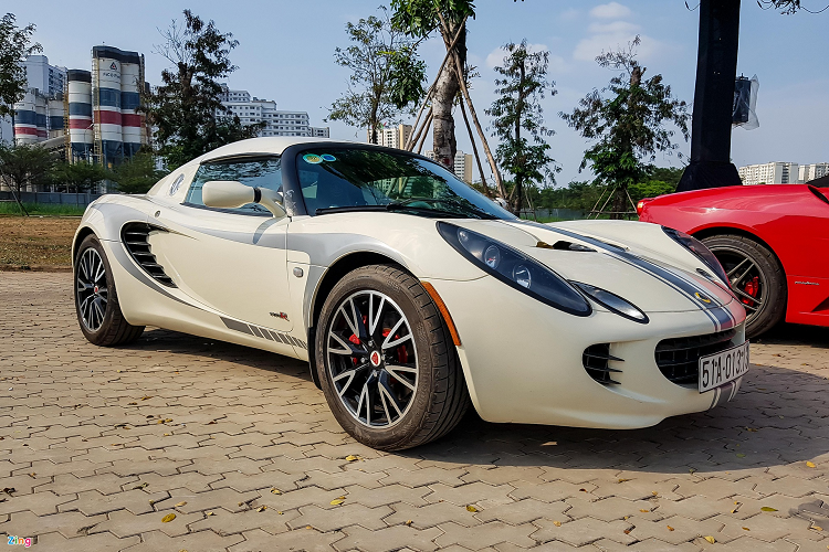 Lotus Elise Series 2 tại thị trường Mỹ được trang bị động cơ 4 xy-lanh thẳng hàng dung tích 1.8L, sản sinh công suất tối đa 192 mã lực. Đặc biệt, đây là mẫu xe nền tảng được hãng độ xe nổi tiếng đến từ Mỹ Hennessey chế tạo nên siêu phẩm phá kỷ lục Guinness - Hennessey Venom GT.