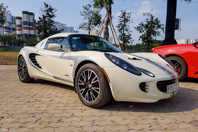 Lotus Elise Series 2 tại thị trường Mỹ được trang bị động cơ 4 xy-lanh thẳng hàng dung tích 1.8L, sản sinh công suất tối đa 192 mã lực. Đặc biệt, đây là mẫu xe nền tảng được hãng độ xe nổi tiếng đến từ Mỹ Hennessey chế tạo nên siêu phẩm phá kỷ lục Guinness - Hennessey Venom GT.