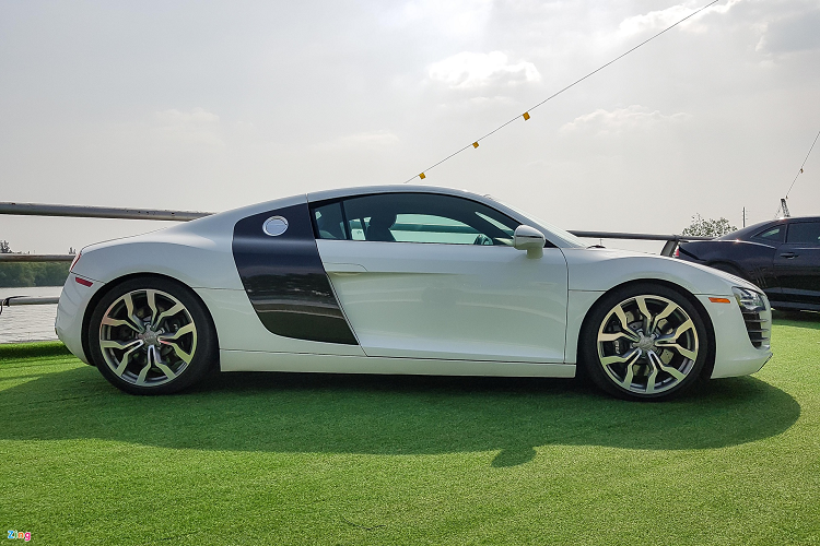 Nhiều chi tiết trên xe được giữ trong tình trạng tốt, bao gồm màu sơn trắng cũng như bộ mâm đặc trưng của dòng Audi R8 V10. Hiện nay, dòng xe thể thao Audi R8 đã bước sang thế hệ thứ 2 kể từ năm 2015 với nhiều công nghệ được chia sẻ với mẫu siêu xe Lamborghini Huracan.