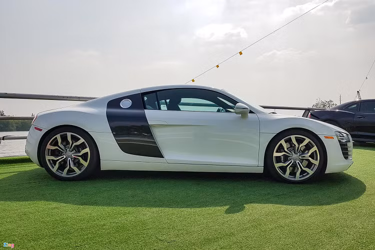 Nhiều chi tiết trên xe được giữ trong tình trạng tốt, bao gồm màu sơn trắng cũng như bộ mâm đặc trưng của dòng Audi R8 V10. Hiện nay, dòng xe thể thao Audi R8 đã bước sang thế hệ thứ 2 kể từ năm 2015 với nhiều công nghệ được chia sẻ với mẫu siêu xe Lamborghini Huracan.