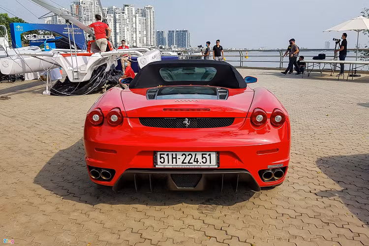 Giống với các mẫu Ferrari khác cùng thời, F430 Spider được Pininfarina thiết kế với cảm hứng từ dòng xe đua thể thức 1 đời 1956. Đây là mẫu Ferrari đầu tiên được áp dụng thiết kế phím thay đổi chế độ lái “Manettino” trên vô lăng. Phím xoay này cho phép thay đổi 5 chế độ vận hành, cho phép người lái can thiệp vào hệ thống cân bằng điện tử ESC, hệ thống treo, hộp số cũng như bộ vi sai giới hạn trượt E-Diff.