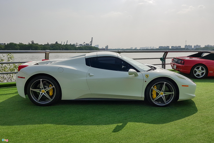 Tương tự 458 Italia, Ferrari 458 Spider sở hữu khối động cơ V8 hút khí tự nhiên dung tích 4.5L, sản sinh công suất tối đa 570 mã lực và mô-men xoắn cực đại 540 Nm. Phần mui cứng vận hành bằng điện mất khoảng 14 giây cho mỗi lần đóng/mở. Xe có khả năng tăng tốc 0-100 km/h trong khoảng 3,4 giây, tương tự phiên bản 458 Italia. Tuy nhiên, tối độ tối đa thấp hơn 320 km/h có khối lượng nặng hơn vì cơ cấu đóng mở mui.