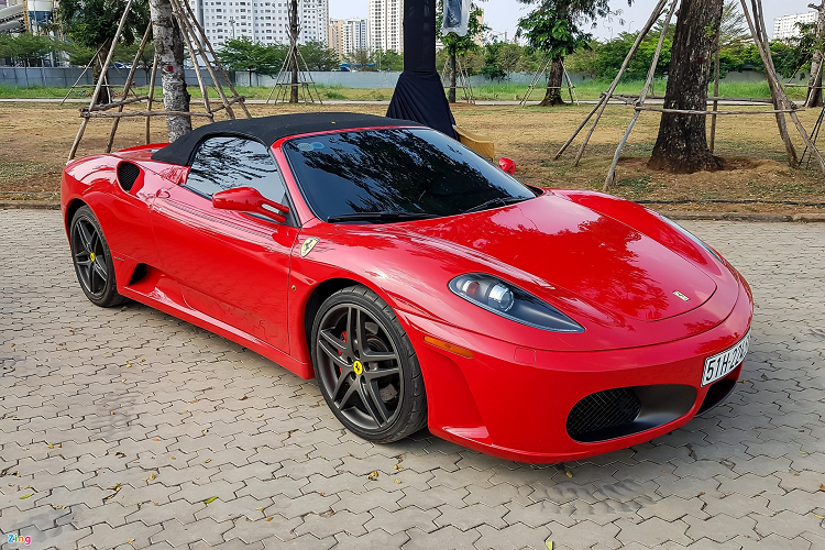 Đàn anh của 458 Spider là F430 Spider cũng góp mặt trong dàn xe trên. Số lượng F430 Spider tại Việt Nam chỉ đếm trên đầu ngón tay. Ra mắt vào năm 2005 tại triển lãm Geneva Motor Show, F430 Spider sở hữu khối động cơ V8 dung tích 4.3L F136 tương tự phiên bản coupe, với công suất tối đa 490 mã lực và mô-men xoắn cực đại 465 Nm.