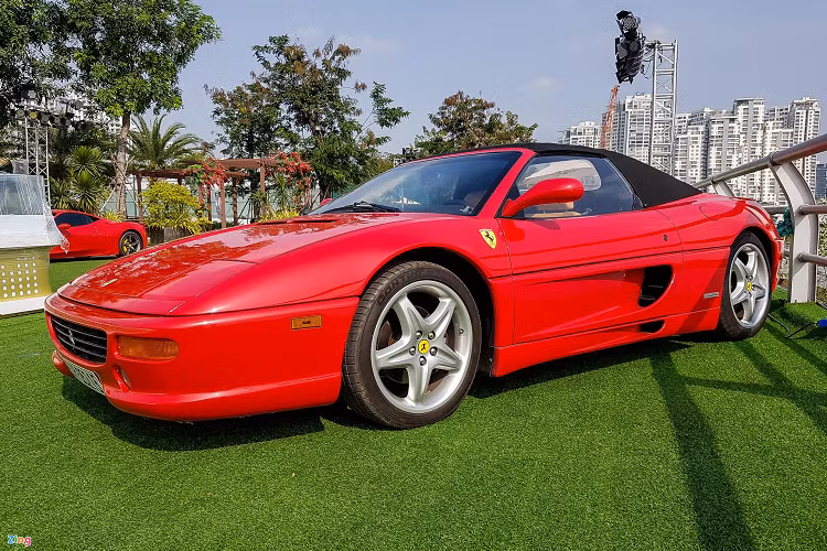 Một mẫu Ferrari cổ khác có mặt trong loạt xe trên là Ferrari 355 F1 Spider độc nhất tại Việt Nam. Ra mắt từ năm 1999, đây có thể được xem là mẫu Ferrari cổ nhất Việt Nam hiện nay. Theo Ferrari, đây là mẫu xe đầu tiên được hãng trang bị hệ thống hộp số bán tự động 6 cấp được vận hành tương tự những mẫu xe F1. Do đó, tên gọi của mẫu xe này cũng được thay đổi từ F355 Spider sang 355 F1 Spider kể từ năm 1997. 