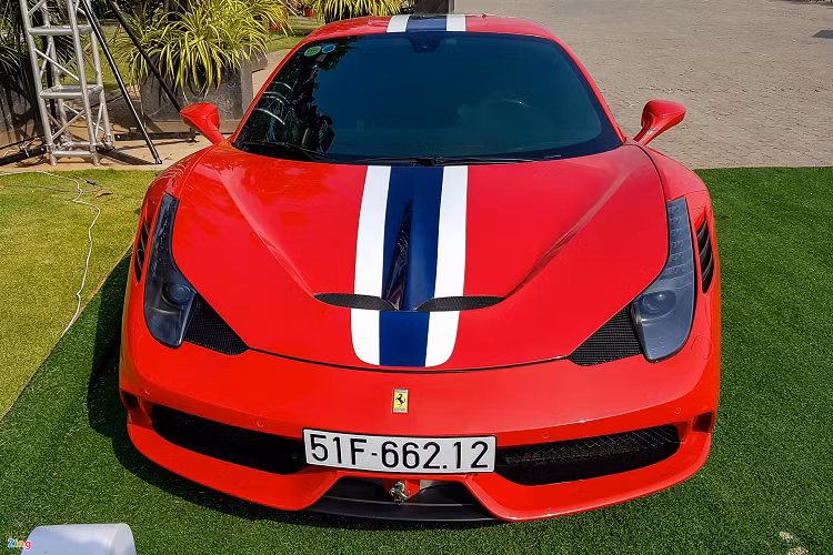 Bên cạnh F12 là siêu xe Ferrari 458 Speciale độc nhất Việt Nam tính tới thời điểm này. Đây là phiên bản nâng cấp của dòng 458 Italia với những thay đổi về ngoại thất cũng như khả năng vận hành. Tương tự các phiên bản hiệu suất cao như 488 Pista hay 430 Scuderia, Ferrari 458 Speciale sở hữu bộ tem thể thao độc quyền chạy dọc thân xe. Khách hàng có thể lựa chọn hàng chục màu sơn ngoại thất cũng như có thể tùy biến bộ tem này theo ý riêng. 