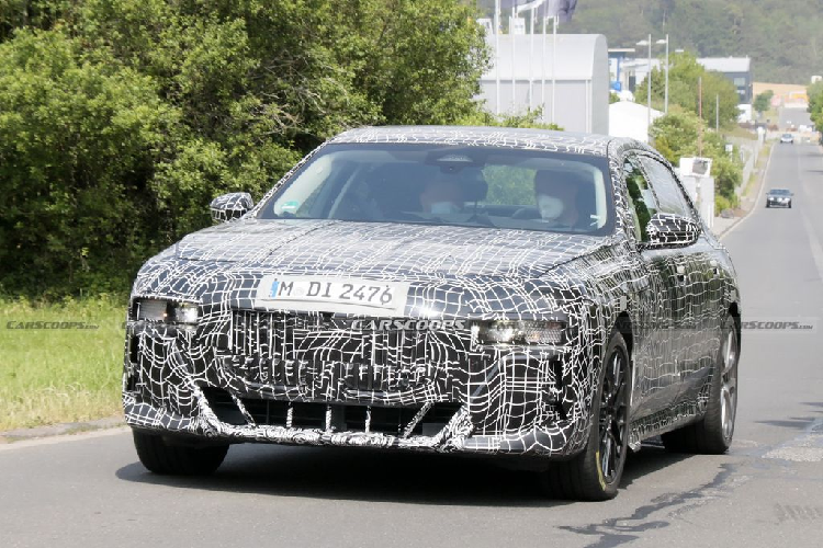 Đối với khu vực bên ngoài BMW 7-Series 2022 mới, khác biệt đầu tiên và dễ nhận thấy nhất là cụm đèn chiếu sáng chính đã được đặt thấp hơn phiên bản trước, tương tự kiểu thiết kế đang áp dụng trên mẫu SUV BMW X7. Tiếp theo, mặt ca-lăng hình "quả thận" cũng được sửa đổi đôi chút, cản dưới trước/sau và đèn hậu tinh chỉnh.