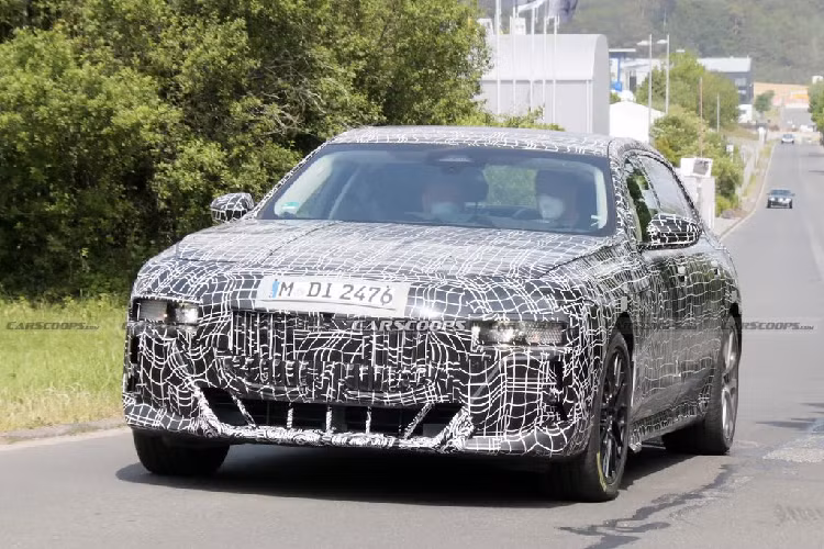 Đối với khu vực bên ngoài BMW 7-Series 2022 mới, khác biệt đầu tiên và dễ nhận thấy nhất là cụm đèn chiếu sáng chính đã được đặt thấp hơn phiên bản trước, tương tự kiểu thiết kế đang áp dụng trên mẫu SUV BMW X7. Tiếp theo, mặt ca-lăng hình "quả thận" cũng được sửa đổi đôi chút, cản dưới trước/sau và đèn hậu tinh chỉnh.