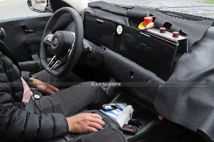 Đối với khoang cabin, chưa có gì chắc chắn đây sẽ là thiết kế chính thức sẽ áp dụng trên BMW 7-Series thế hệ mới bởi lẽ, các tấm che chắn còn khá dày đặc và tương đối khó nhìn. Chỉ biết rằng, phong cách thiết kế nội thất của BMW 7-Series mới sẽ học hỏi khá nhiều từ mẫu xe điện iX SUV với cách bố trí 2 màn hình lớn cạnh nhau, một màn hình có kích thước 12,3 inch cho tác vụ đồng hồ công-tơ-mét và một màn hình 14,9 inch cho hệ thống giải trí.