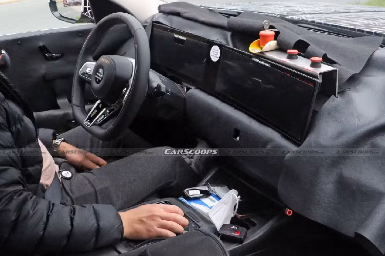 Đối với khoang cabin, chưa có gì chắc chắn đây sẽ là thiết kế chính thức sẽ áp dụng trên BMW 7-Series thế hệ mới bởi lẽ, các tấm che chắn còn khá dày đặc và tương đối khó nhìn. Chỉ biết rằng, phong cách thiết kế nội thất của BMW 7-Series mới sẽ học hỏi khá nhiều từ mẫu xe điện iX SUV với cách bố trí 2 màn hình lớn cạnh nhau, một màn hình có kích thước 12,3 inch cho tác vụ đồng hồ công-tơ-mét và một màn hình 14,9 inch cho hệ thống giải trí.