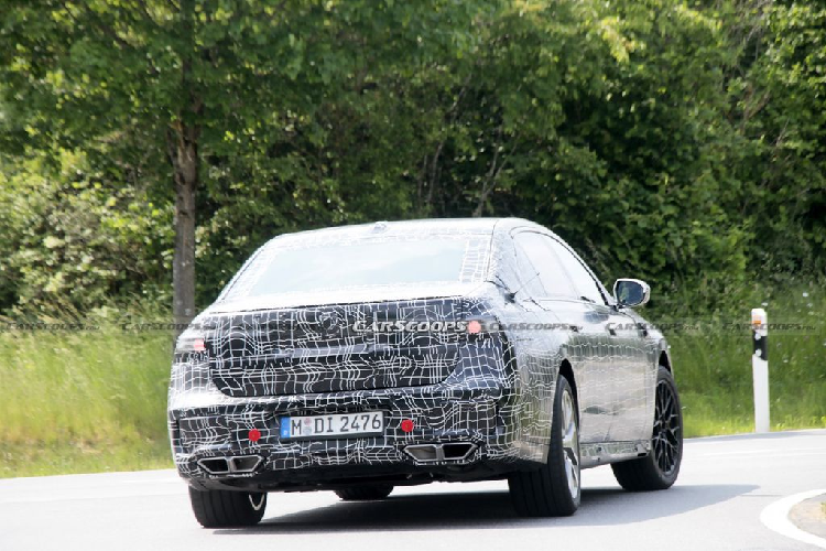 Theo một số nguồn tin, hãng xe Baravia dự kiến sẽ bổ sung cho BMW 7-Series hoàn toàn mới hàng loạt trang bị xịn xò và có cả những thứ được thừa hưởng từ "Gà nhà" Rolls-Royce, ví như bộ cửa sau được điều chỉnh đóng/mở điện. Bên cạnh đó, hệ thống khung gầm của xe cũng sẽ được làm mới và có thể sẽ được nới thêm chiều dài cơ sở nhằm gia tăng không gian cho hành khách ngồi trong xe.