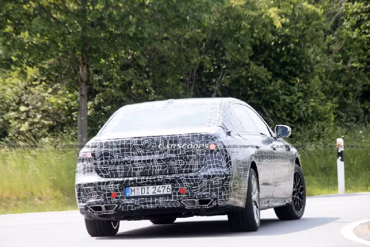 Theo một số nguồn tin, hãng xe Baravia dự kiến sẽ bổ sung cho BMW 7-Series hoàn toàn mới hàng loạt trang bị xịn xò và có cả những thứ được thừa hưởng từ "Gà nhà" Rolls-Royce, ví như bộ cửa sau được điều chỉnh đóng/mở điện. Bên cạnh đó, hệ thống khung gầm của xe cũng sẽ được làm mới và có thể sẽ được nới thêm chiều dài cơ sở nhằm gia tăng không gian cho hành khách ngồi trong xe.