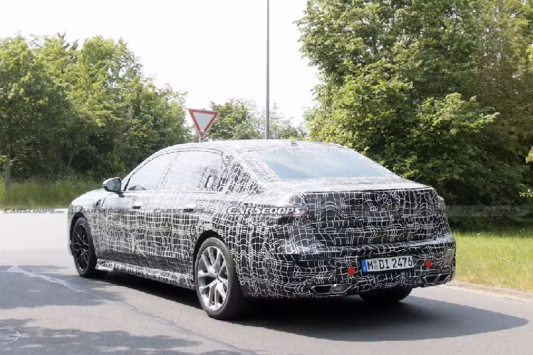 Có một điều khá đáng tiếc là trên mẫu xe sedan hạng sang BMW 7-Series thế hệ mới có thể sẽ loại bỏ đi phiên bản cao nhất là 760Li. Đồng nghĩa với việc trang bị động cơ V12 cũng sẽ không còn.