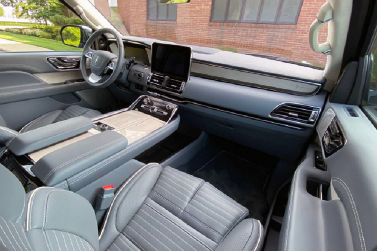 Khác với “người đồng hương” Cadillac Escalade mang kiểu dáng góc cạnh phong cách quyền lực. Dòng Lincoln Navigator vẫn mang thiết kế to lớn đồ sộ, cầu kỳ, thiết kế kiêu hãnh và có một chút ma mị đủ để làm người xem ấn tượng trầm trồ khi xe lăn bánh trên phố. Thương hiệu Lincoln vốn còn rất xa lạ với đông đảo người Việt. Thực tế mà nói, dòng Lincoln Navigator khó bán hơn so với Cadillac Escalade nhập tư hay các dòng xe sang Nhật và Đức khác.