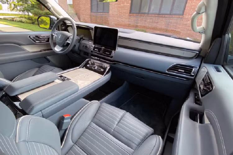 Khác với “người đồng hương” Cadillac Escalade mang kiểu dáng góc cạnh phong cách quyền lực. Dòng Lincoln Navigator vẫn mang thiết kế to lớn đồ sộ, cầu kỳ, thiết kế kiêu hãnh và có một chút ma mị đủ để làm người xem ấn tượng trầm trồ khi xe lăn bánh trên phố. Thương hiệu Lincoln vốn còn rất xa lạ với đông đảo người Việt. Thực tế mà nói, dòng Lincoln Navigator khó bán hơn so với Cadillac Escalade nhập tư hay các dòng xe sang Nhật và Đức khác.