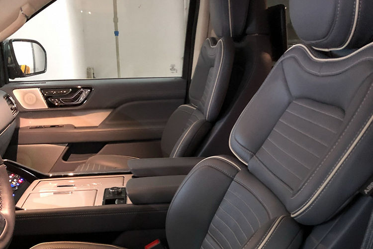 Nhìn chung, đây là một mức giá dễ chịu dành cho ai muốn trải nghiệm xe SUV sang cỡ lớn của Mỹ. Trên thực tế, số lượng xe SUV hạng sang Linlcon Navigator đưa về nước không nhiều, điều này đảm bảo sự độc đáo, khó “đụng hàng” của Linlcon Navigator.