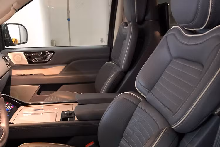 Nhìn chung, đây là một mức giá dễ chịu dành cho ai muốn trải nghiệm xe SUV sang cỡ lớn của Mỹ. Trên thực tế, số lượng xe SUV hạng sang Linlcon Navigator đưa về nước không nhiều, điều này đảm bảo sự độc đáo, khó “đụng hàng” của Linlcon Navigator.