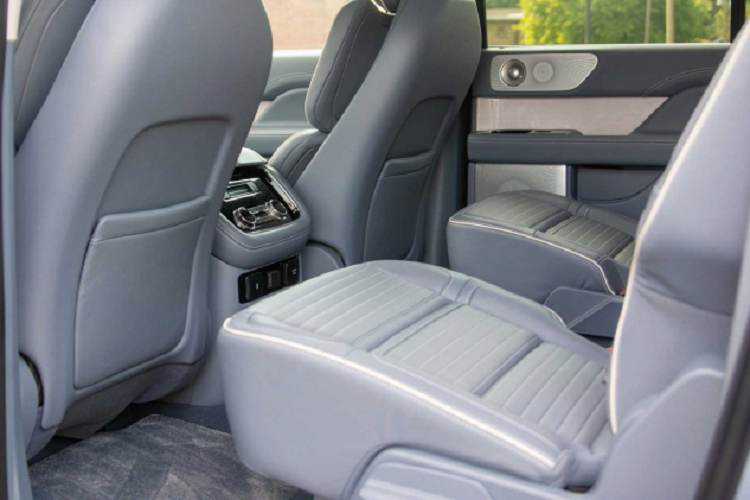 Trên thực tế, chủ nhân “chịu chơi” xe Lincoln tại Việt Nam sẵn sàng bỏ qua hàng tá lựa chọn xe Nhật, Đức và Anh như số đông để trải nghiệm SUV hàng đỉnh của xứ cờ hoa mà không quan tâm đến chuyện “rớt giá”. Nhìn chung, Lincoln Navigator đã qua sử dụng không thực sự dễ kiếm tại Việt Nam, chính vì thế chiếc xe “lướt” 6.000km này là một gợi ý dành cho các tay chơi Việt.