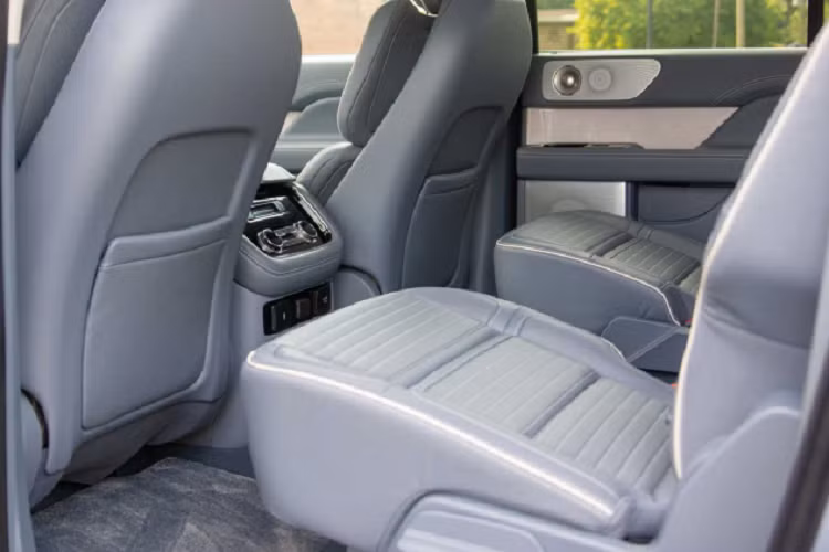 Trên thực tế, chủ nhân “chịu chơi” xe Lincoln tại Việt Nam sẵn sàng bỏ qua hàng tá lựa chọn xe Nhật, Đức và Anh như số đông để trải nghiệm SUV hàng đỉnh của xứ cờ hoa mà không quan tâm đến chuyện “rớt giá”. Nhìn chung, Lincoln Navigator đã qua sử dụng không thực sự dễ kiếm tại Việt Nam, chính vì thế chiếc xe “lướt” 6.000km này là một gợi ý dành cho các tay chơi Việt.