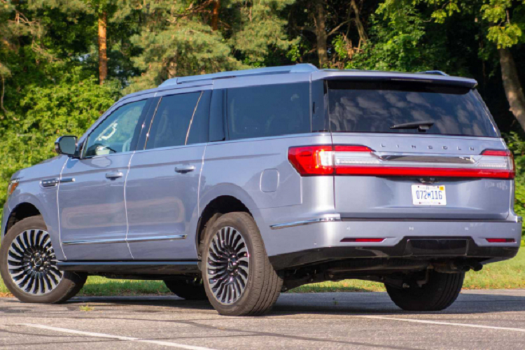 Khoang lái có không gian rộng rãi cho tầm nhìn thoáng đãng đặc trưng một chiếc SUV cỡ lớn, và đủ thoải mái trong những chuyến hành trình dài.