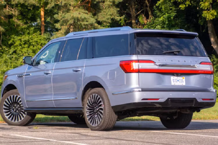 Khoang lái có không gian rộng rãi cho tầm nhìn thoáng đãng đặc trưng một chiếc SUV cỡ lớn, và đủ thoải mái trong những chuyến hành trình dài.