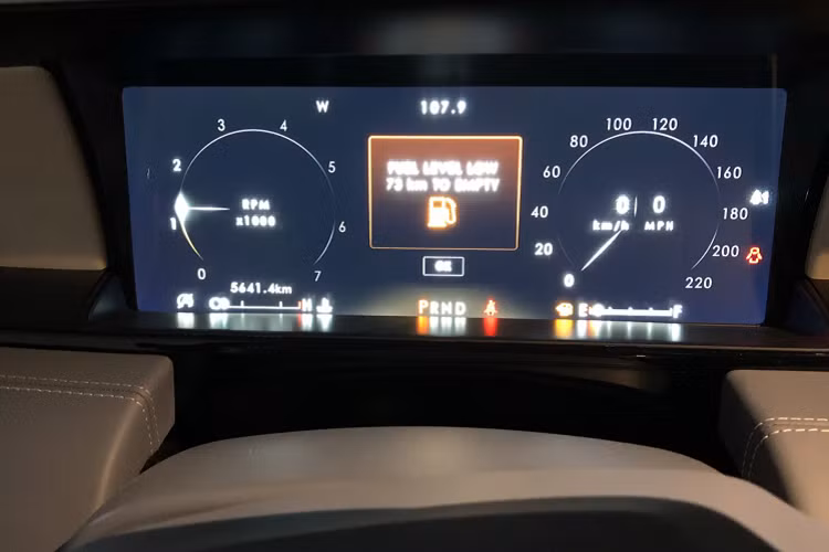 Tại Việt Nam, với số tiền tầm 8,5 tỷ đồng để mua một chiếc SUV 7 chỗ cỡ lớn, đa số khách hàng sẽ chọn Lexus LX 570 “ăn chắc mặc bền” có giá 8,1 tỷ đồng hoặc là chơi xe Đức như Mercedes-Benz GLS thế hệ mới. Tuy nhiên, đó là những mẫu xe phân phối chính hãng, còn nhập tư nhân có những lựa chọn khác như SUV Mỹ - Cadillac Escalade hoặc Lincoln Navigator.