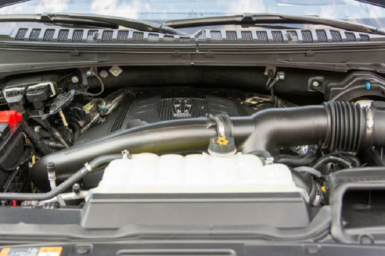 Nội thất Lincoln Navigator sở hữu bệ tỳ tay cỡ lớn đúng chất SUV Mỹ, cabin mang phong cách thiết kế cổ điển xen lẫn nét hiện đại như ốp gỗ ở nhiều vị trí, trang trí bằng nhôm, hiện diện của màn hình cảm ứng 12 inch ngay trung tâm hay cụm đồng hồ hỗ trợ lái dạng kỹ thuật số thời thượng, bên cạnh vô lăng 3 chấu có kích thước lớn, bảng táp-lô thiết kế theo kiểu chia thành 2 tầng.