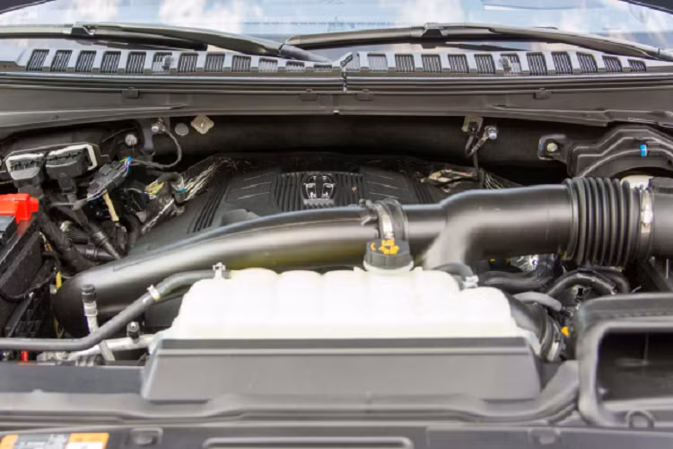 Nội thất Lincoln Navigator sở hữu bệ tỳ tay cỡ lớn đúng chất SUV Mỹ, cabin mang phong cách thiết kế cổ điển xen lẫn nét hiện đại như ốp gỗ ở nhiều vị trí, trang trí bằng nhôm, hiện diện của màn hình cảm ứng 12 inch ngay trung tâm hay cụm đồng hồ hỗ trợ lái dạng kỹ thuật số thời thượng, bên cạnh vô lăng 3 chấu có kích thước lớn, bảng táp-lô thiết kế theo kiểu chia thành 2 tầng.