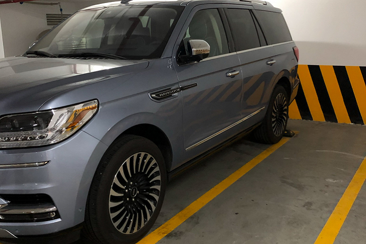 Navigator còn sử dụng hệ dẫn động bốn bánh tiêu chuẩn và dùng hộp số tự động 10 cấp SelectShift (10 AT) chia sẻ chung với nhiều mẫu xe Ford, vì Lincoln chính là thương hiệu xe sang của Ford, tương tự như Lexus của Toyota.