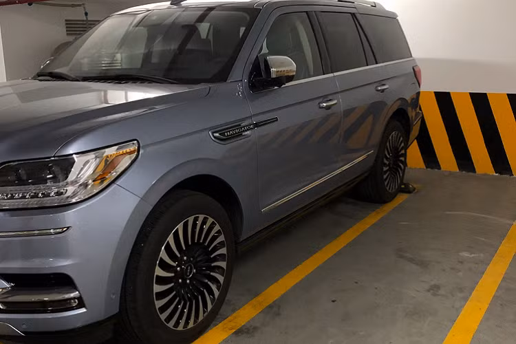 Navigator còn sử dụng hệ dẫn động bốn bánh tiêu chuẩn và dùng hộp số tự động 10 cấp SelectShift (10 AT) chia sẻ chung với nhiều mẫu xe Ford, vì Lincoln chính là thương hiệu xe sang của Ford, tương tự như Lexus của Toyota.