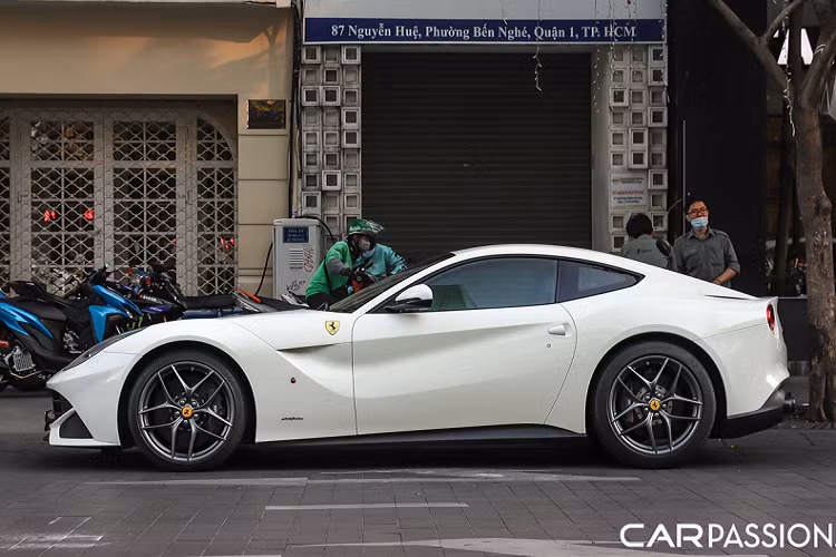 Chiếc Ferrari F12 Berlinetta tại Việt Nam trong bài viết này được mang trên mình lớp sơn trắng bóng giản đơn, từ đó đem lại một diện mạo thanh lịch, tinh tế cũng như không kém phần độc đáo bởi lẽ đây chính là chiếc F12 Berlinetta màu trắng duy nhất tại thị trường Việt Nam. Chiếc xe cũng được trang bị bộ mâm 5 chấu kép được sơn màu xám nòng sung ăn nhập với diện mạo của xe.