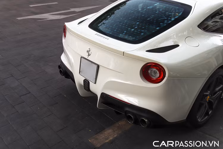 Ngoài tùy chọn mâm này, những chiếc F12 Berlinetta còn được cung cấp với một loại mâm 5 chấu đơn thường được lựa chọn phổ biến hơn. Tuy nhiên, với bộ mâm 5 chấu kép, chiếc F12 Berlinetta trở nên khác biệt hơn. Logo bánh xe được trang bị logo truyền thống với nền vàng nổi bật.